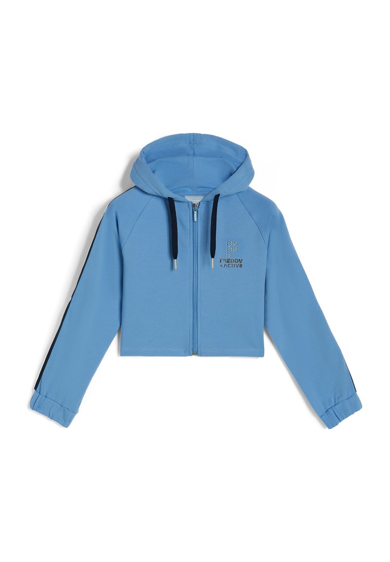 Sudadera azul recortada con cremallera frontal, mangas largas, cordones en azul marino y un pequeño logo en el pecho. Tejido suave y ligero.