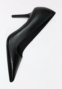 Escarpin en cuir noir à talon haut avec bout pointu et talon stiletto fin sur fond blanc.