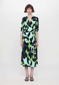 Rochie tip wrap cu imprimeu abstract multicolor, ce prezintă nuanțe de verde, negru și albastru. Realizată dintr-un material neted, cu mâneci trei sferturi și un cordon la brâu.