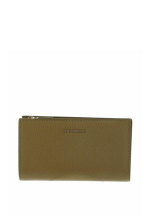 Portefeuille en cuir vert olive avec surface texturée, forme rectangulaire, et petit logo doré "Coccinelle" à l'avant.