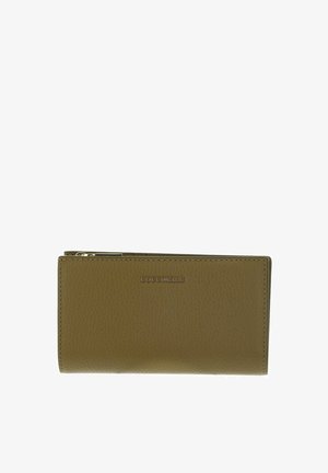 Portefeuille en cuir vert olive avec surface texturée, forme rectangulaire, et petit logo doré "Coccinelle" à l'avant.
