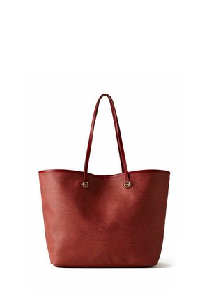 Grande borsa tote in pelle rossa testurizzata con due manici lunghi e ferrature circolari dorate su sfondo bianco.