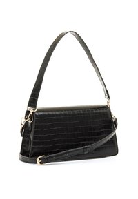 Bolso de mano negro de cuero sintético con textura de piel de cocodrilo, forma rectangular, detalles de herrajes dorados y una correa de hombro desmontable.