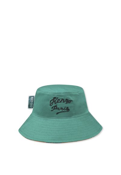 Chapeau seau en tissu teal avec logo "Kenzo Paris" brodé en noir, texture douce, large bord et bande intérieure ajustable.