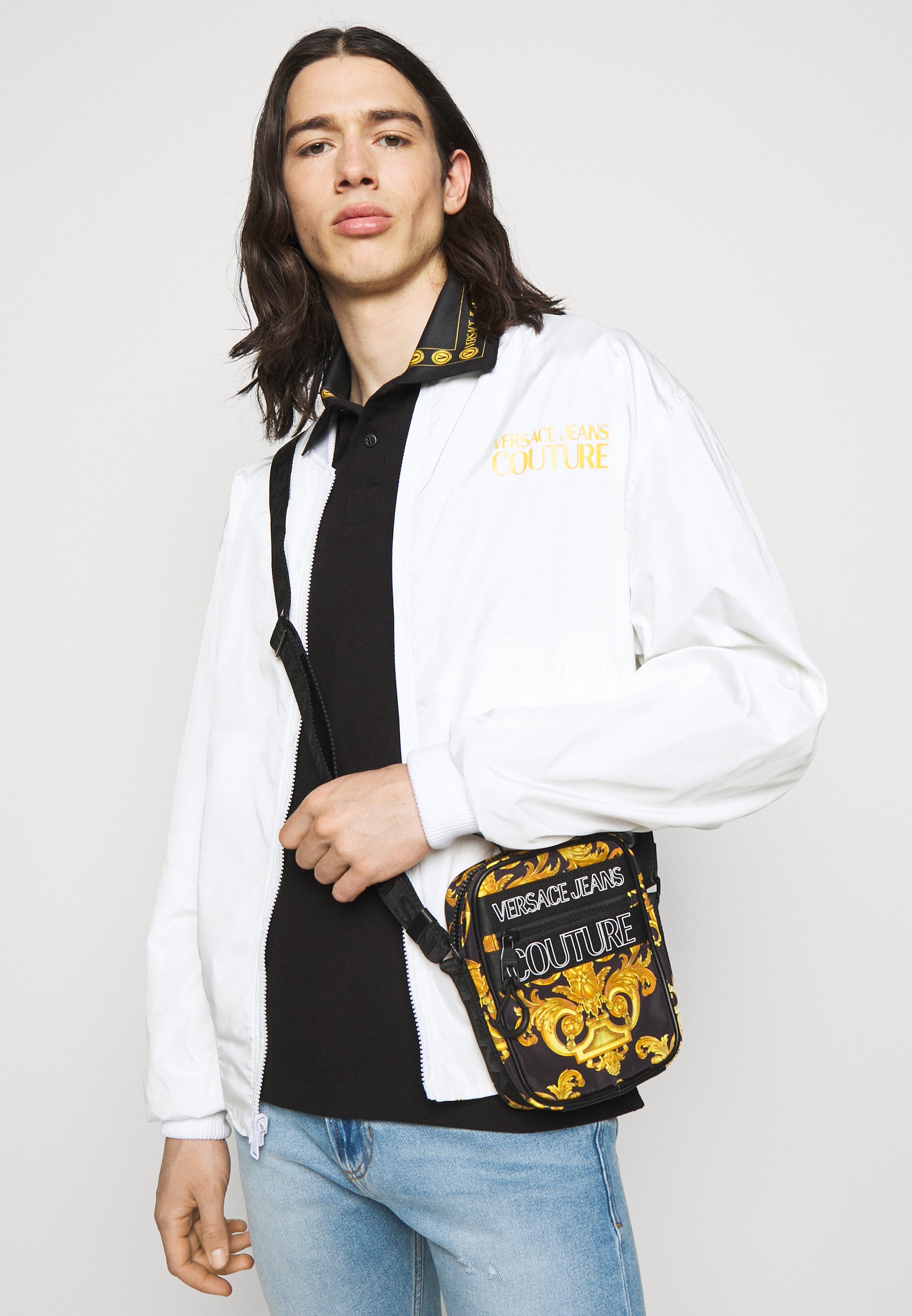 Versace Jeans Couture UNISEX - Bandolera - black/gold/negro - Zalando.es