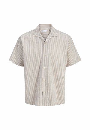 Πουκάμισο κοντομάνικο σε μπεζ και λευκές κάθετες ρίγες με γιακά τύπου κάμπινγκ, σε λευκό φόντο.