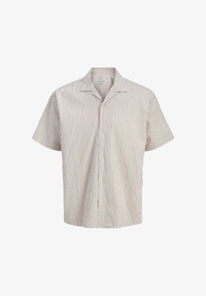 Πουκάμισο κοντομάνικο σε μπεζ και λευκές κάθετες ρίγες με γιακά τύπου κάμπινγκ, σε λευκό φόντο.