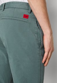 HUGO DAVID - Hlače chino - dark green