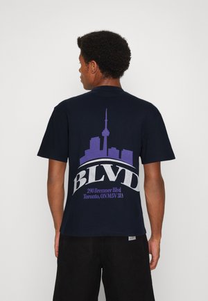 JORDALSTON GRAPHIC TEE CREW NECK - Print T-shirt - navy blazer