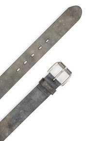Grijze leren riem met een gestructureerd oppervlak, voorzien van een zilveren metalen gesp en stiksels. Bevat gaten voor verstelbare maat.