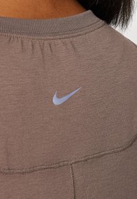 Nike Performance ONE RELAXED TOP - Camiseta deportiva - ironstone/black