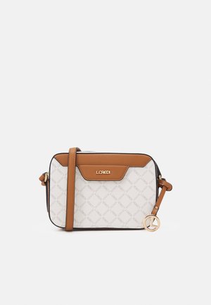 Petit sac bandoulière rectangulaire en toile monogrammée blanche avec garniture et sangle en cuir marron, plaque logo dorée et breloque ronde sur la sangle.