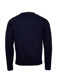 Tengerészkék, hosszú ujjú, kerek nyakú pulóver, bordázott mandzsettával és alsó szegéllyel, hátulról látható, fehér háttér előtt.