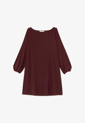 Robe bordeaux avec un col arrondi, des manches longues bouffantes et une coupe ample, confectionnée dans un tissu lisse et léger. Aucun motif ni accent visible.