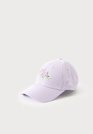 Casquette de baseball violet clair avec broderie florale et texte en cursive à l'avant, présentée sur fond blanc.