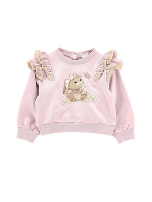 Ροζ φούτερ για νήπια με δαντελένιες βολάν στους ώμους και μια εικονογράφηση με ένα κουνελάκι που κρατά λευκά μαργαρίτες και μια πεταλούδα στο μπροστινό μέρος.