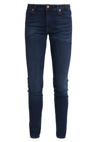 Pantalones vaqueros de denim azul oscuro con un diseño ajustado, cinco bolsillos y cierre frontal con botón. Presentan un sutil bordado y una textura suave.