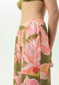 Loszittende broek met bloemenpatroon in roze en groene tinten. Gemaakt van lichtgewicht stof met een elastische tailleband voor extra comfort.