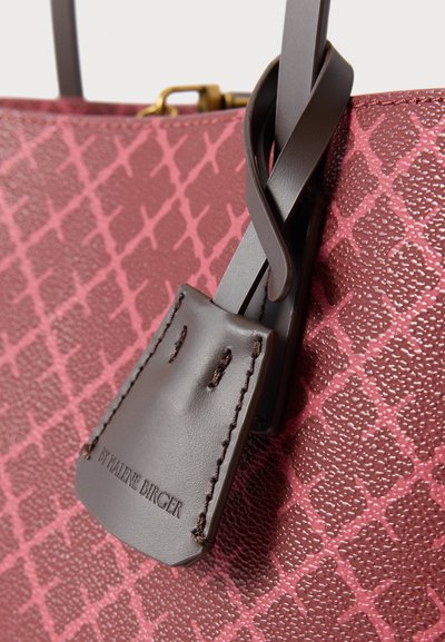 Bordowa torebka o fakturowanej powierzchni, z geometrycznym wzorem, ciemnobrązowymi skórzanymi akcentami oraz skórzaną metką z logo.