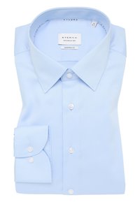 Camicia azzurro chiaro realizzata in tessuto morbido, con colletto classico, chiusura con bottoni e polsini con un pulsante. Etichetta del marchio visibile all'interno.