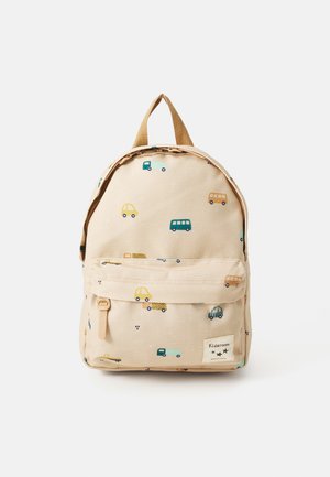 Mochila de tela beige con patrones de vehículos coloridos, que cuenta con un bolsillo con cremallera en la parte frontal y un asa en la parte superior para facilitar el transporte.