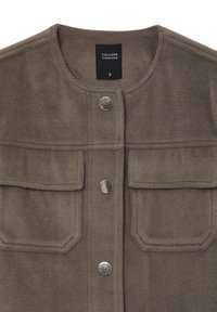 Giacca in pile marrone con due tasche sul petto, bottoni a pressione argentati e scollatura rotonda. L'etichetta riporta "CALLIOPE COLLECTION," taglia S.