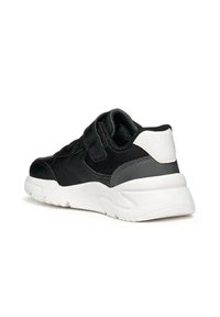 Sneaker nero con tomaia strutturata, suola bianca, cinturino in velcro e accenti grigi a contrasto sul tallone e sui lati.