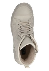Witte hoge sneaker van glad leer met gequilte details, ronde neus, stoffen veters en een zachte, pluche binnenvoering.