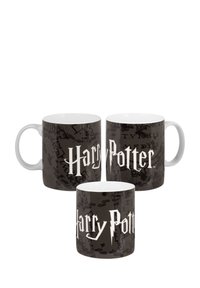 Set di tazze in ceramica con sfondo nero e testo sparso, accompagnato dal logo "Harry Potter" in bianco. Forma arrotondata con manico ergonomico.