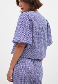 NA-KD TIE FRONT V NECK - Bluse - blue white