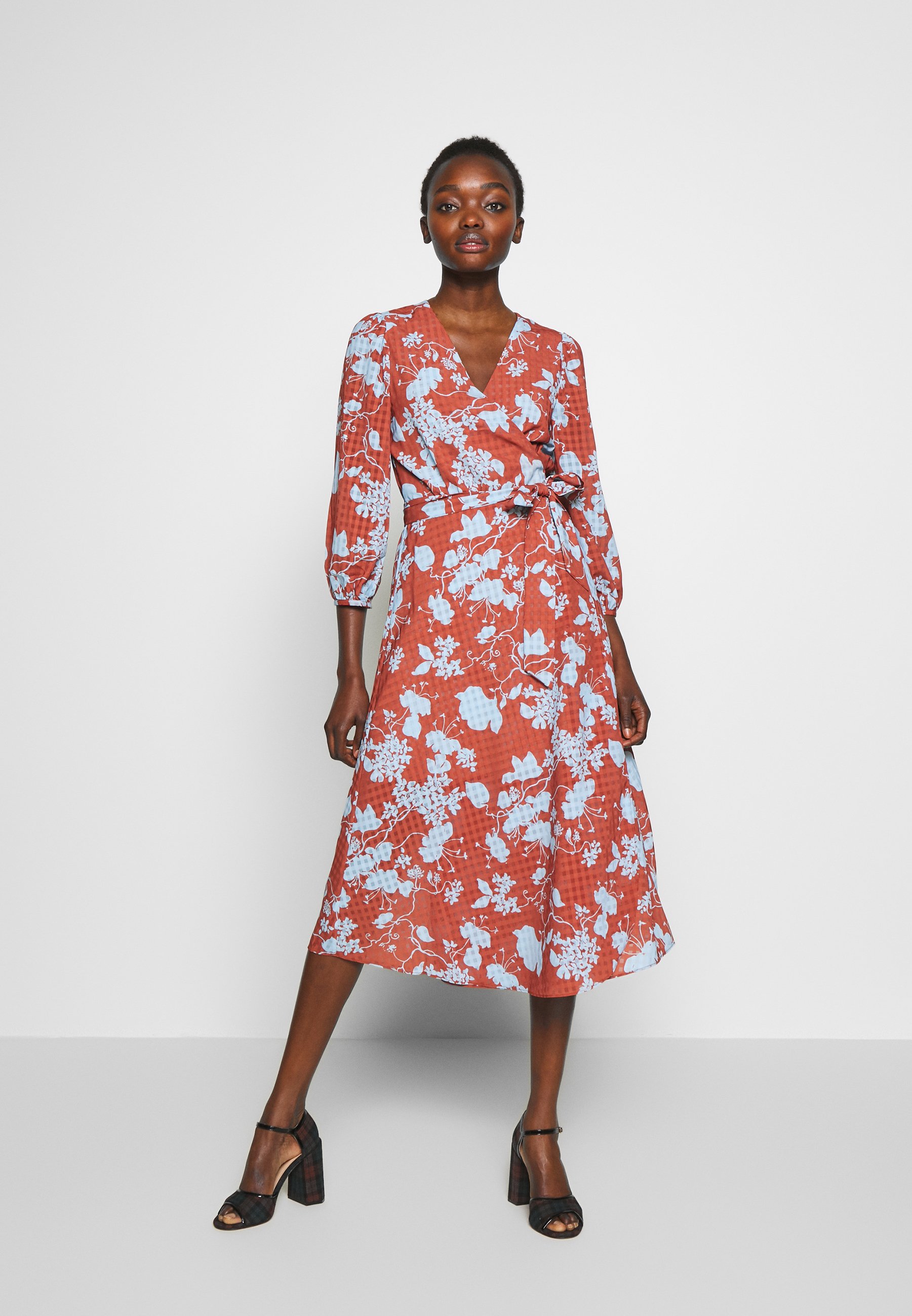 2nd Day HARLOW FLOWY Kjole cerulean bluerød Zalando.no 2nd Day HARLOW FLOWY - Kjole - cerulean blue