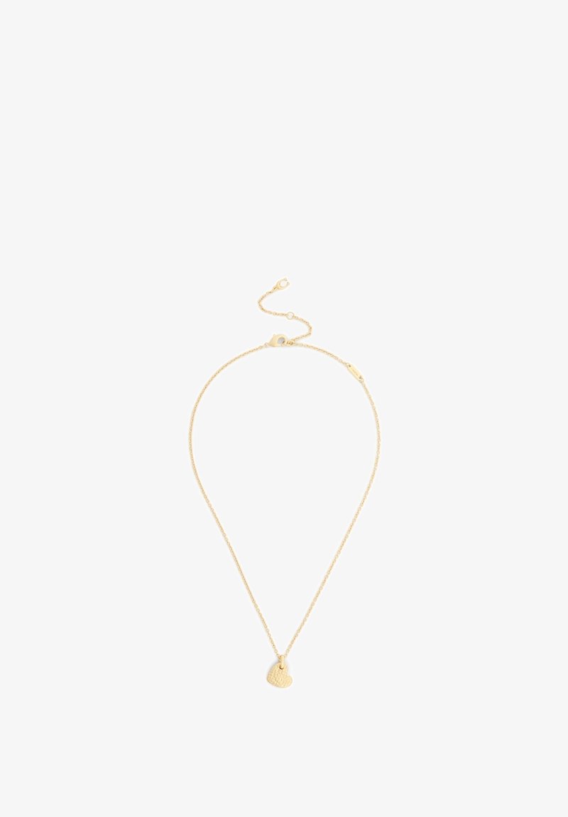 Collier délicat en chaîne d'or avec un petit pendentif cœur texturé et une fermeture à fermoir réglable sur fond blanc.