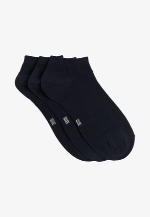 Zwarte enkelsokken, gemaakt van een katoenen mix, met een gladde textuur en versterkte teen, verpakt in een set van drie.