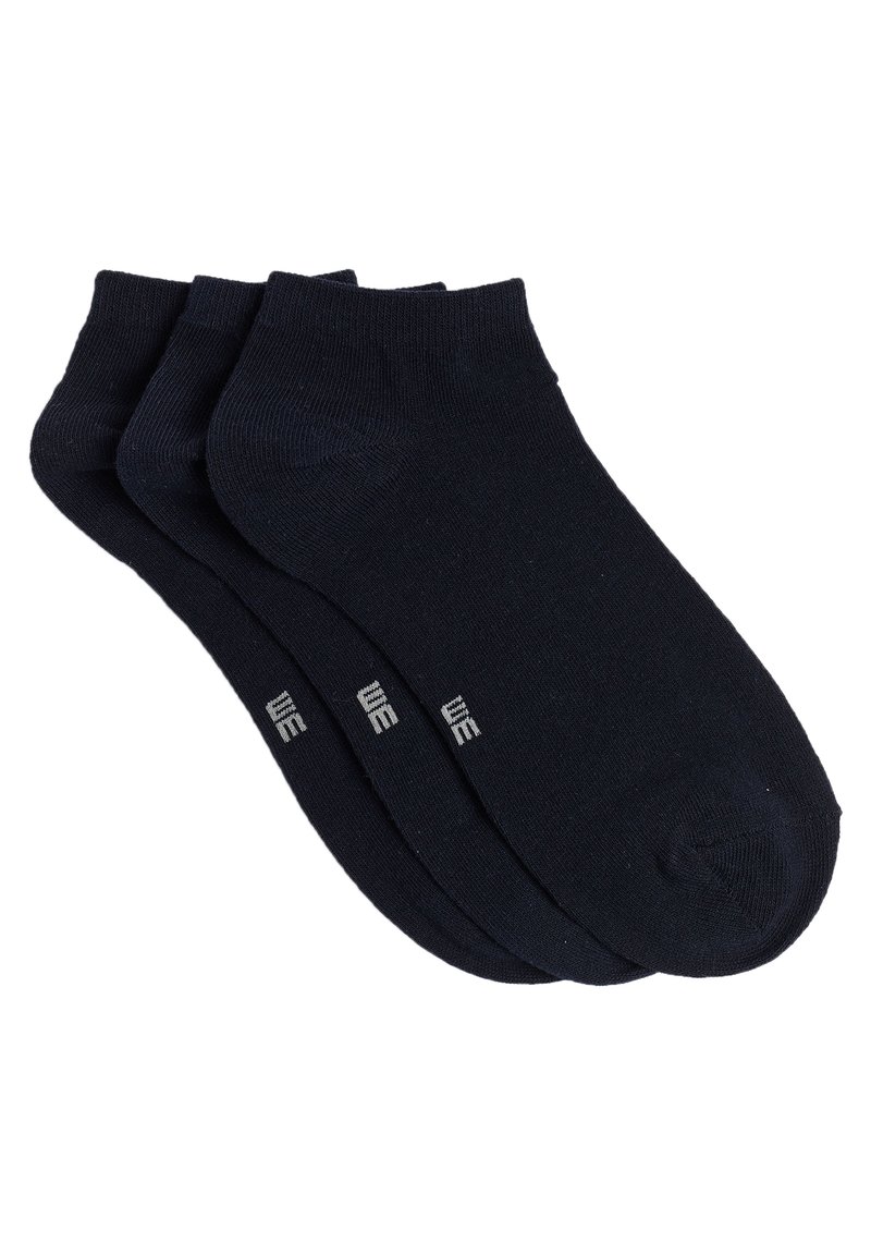 Schwarze Knöchelsocken aus einem Baumwollmischgewebe, mit glatter Textur und verstärktem Zehenbereich, verpackt in einem Set von drei.
