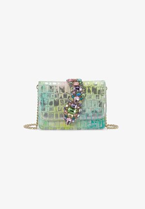 Clutch con estampado de cocodrilo en un degradado de verde y azul, con un acento joya de múltiples colores, y una cadena dorada.