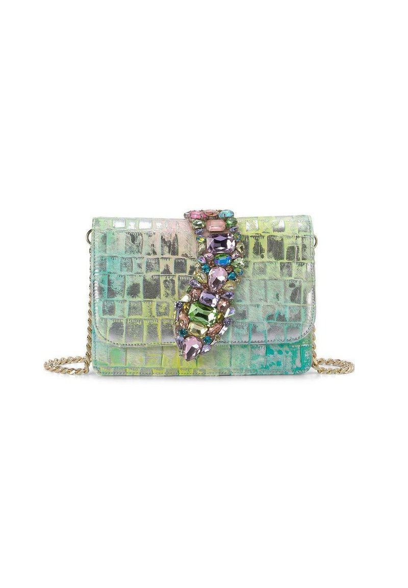 Clutch con estampado de cocodrilo en un degradado de verde y azul, con un acento joya de múltiples colores, y una cadena dorada.
