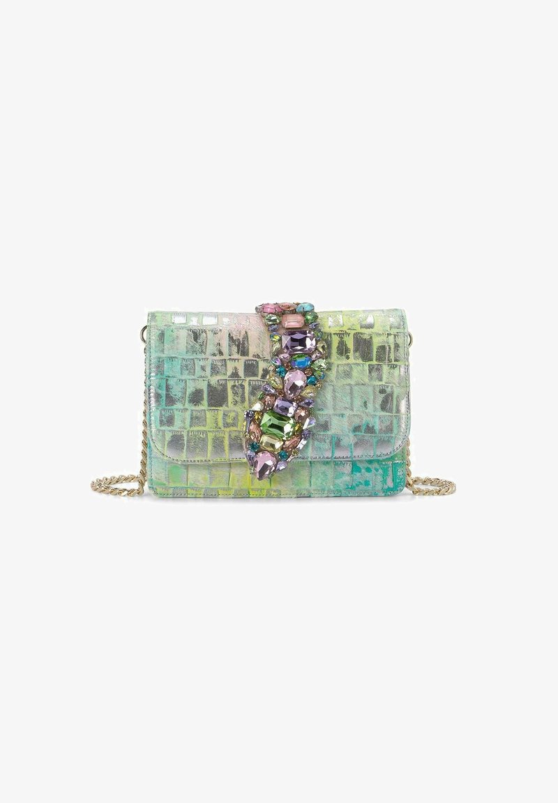 Clutch con estampado de cocodrilo en un degradado de verde y azul, con un acento joya de múltiples colores, y una cadena dorada.