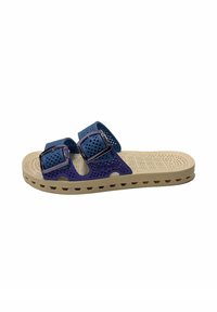 Sandali a scivolo blu e viola con due cinghie regolabili e dettagli in metallo, interno testurizzato e suola beige con un motivo di battistrada.