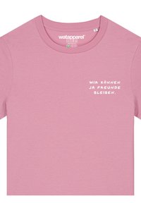 Helle pinkfarbene Baumwoll-T-shirt mit Rundhalsausschnitt. Auf der Vorderseite steht in weißen Buchstaben "WIR KÖNNEN JA FREUNDE BLEIBEN."