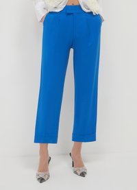 Pantaloni blu su misura con taglio dritto, caratterizzati da pieghe frontali e vita definita. Tessuto liscio e orli risvoltati.