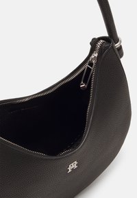Tommy Hilfiger EMBLEM SHOULDER BAG - Sac à main - black