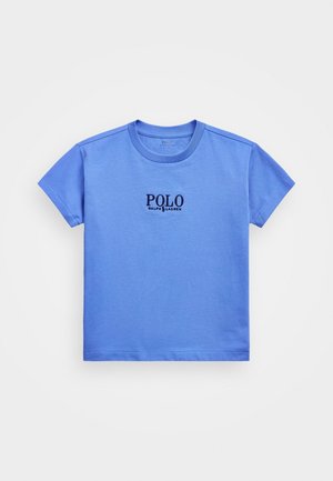 Niebieska koszulka z krótkim rękawem i okrągłym dekoltem z ciemnoniebieskim wyszywanym logo "Polo Ralph Lauren" na piersi.