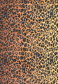 Tela de estampado de leopardo con un vibrante degradado de naranja a beige, con distintivas manchas negras de diferentes tamaños y formas en toda la superficie.