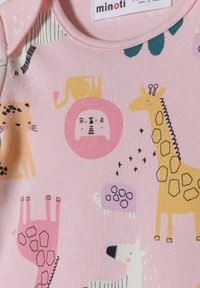 Rožinė kūdikių vienodukė su įvairių spalvų animaciniais gyvūnais, tokiais kaip žirafos ir liūtai. Minkšta medžiaga su žaismingais raštais ir tekstūriniais akcentais.