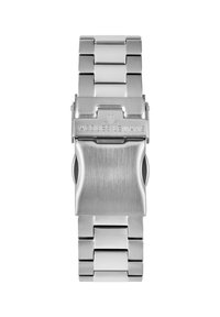 Reloj de acero inoxidable plateado con un acabado cepillado, que presenta una correa de eslabones y un cierre plegable grabado con "Jacques Lemans".