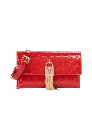Pochette en cuir verni rouge avec motifs circulaires embossés, bride à boucle dorée et fermeture à verrou doré avec détail de pampille en chaîne sur le rabat avant.