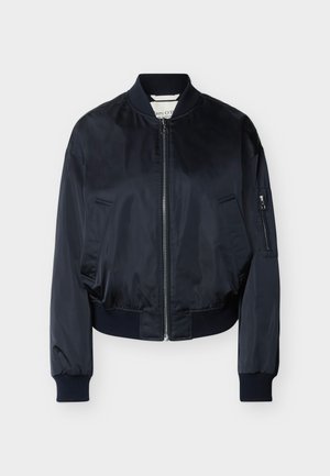 Zwarte bomberjas met ritssluiting aan de voorkant, geribde kraag, boorden, tailleband, twee zakken aan de voorkant en een ritssluitingzak op de linker mouw.