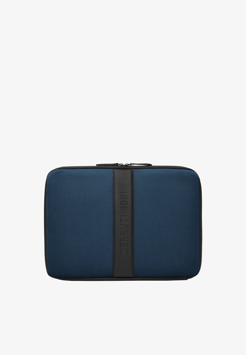 Pochette rectangulaire texturée bleu marine avec une bande verticale noire embossée du texte "CERRUTI 1881" au centre.
