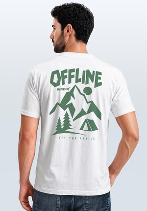 Mann mit dem Rücken zur Kamera trägt ein weißes T-Shirt mit grüner Grafik von Bergen, Bäumen, Zelt, Sonne und dem Text "OFFLINE NEVERLESS OFF THE TRAILS."