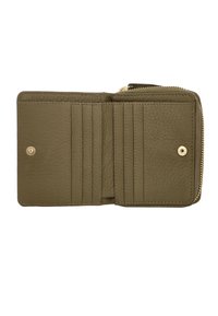 Interno di un portafoglio in pelle verde oliva con molteplici slot per carte e un compartimento con zip. Chiusura a scatto color oro e dettagli di cucitura.